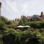 Medieval Town House - Walled Garden Sleeps 8