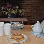 Whitefriars, Rye - Central Location With Parking For 3 Cars - Large Family Home