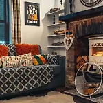 *New* Noel Cottage “A Romantic Quirky Little Gem”