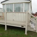 Cozy Camber Caravan 3 Bedroom Retreat With Decking