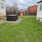 Cozy Camber Caravan 3 Bedroom Retreat With Decking