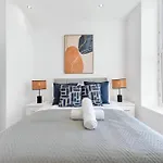 Timeless Comfort 1 Bed Gem With Deluxe Kitchen