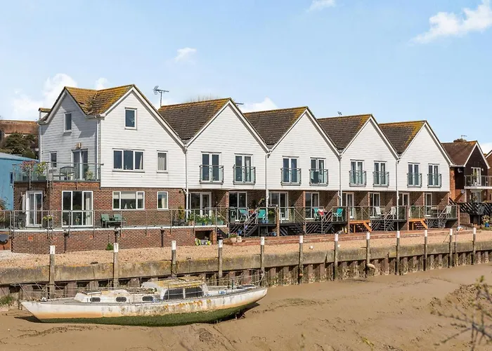 16 The Boathouse