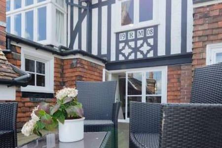 Number 5 Bed & Breakfast *