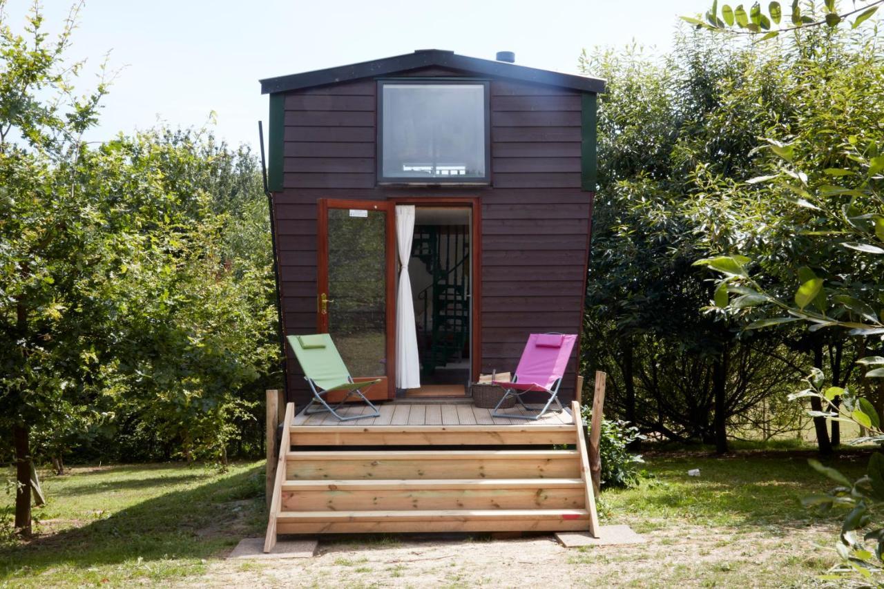 Extraordinary Huts Ltd Farm stay Rye