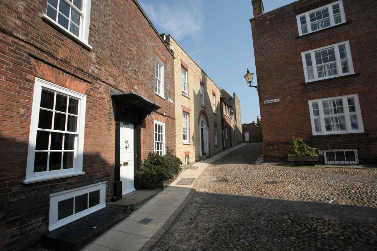 Medieval Town House - Walled Garden Sleeps 8 Holiday home *
