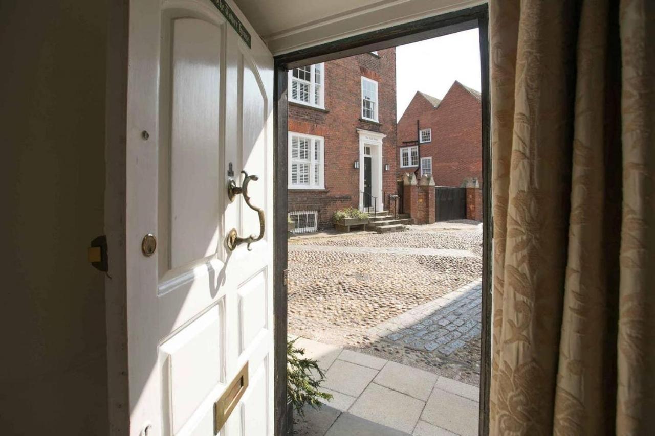 Medieval Town House - Walled Garden Sleeps 8