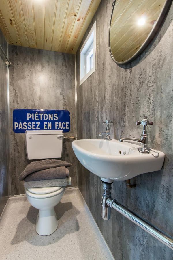 Extraordinary Huts Ltd Farm stay Rye