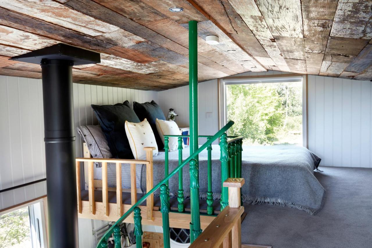 Extraordinary Huts Ltd * Rye