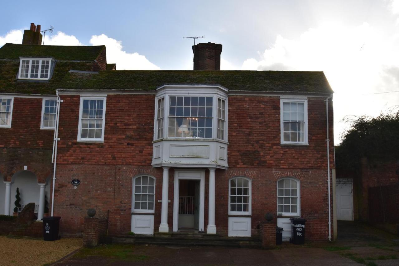 Whitefriars, - Location With Parking For 3 Cars - Large Family Holiday home Rye