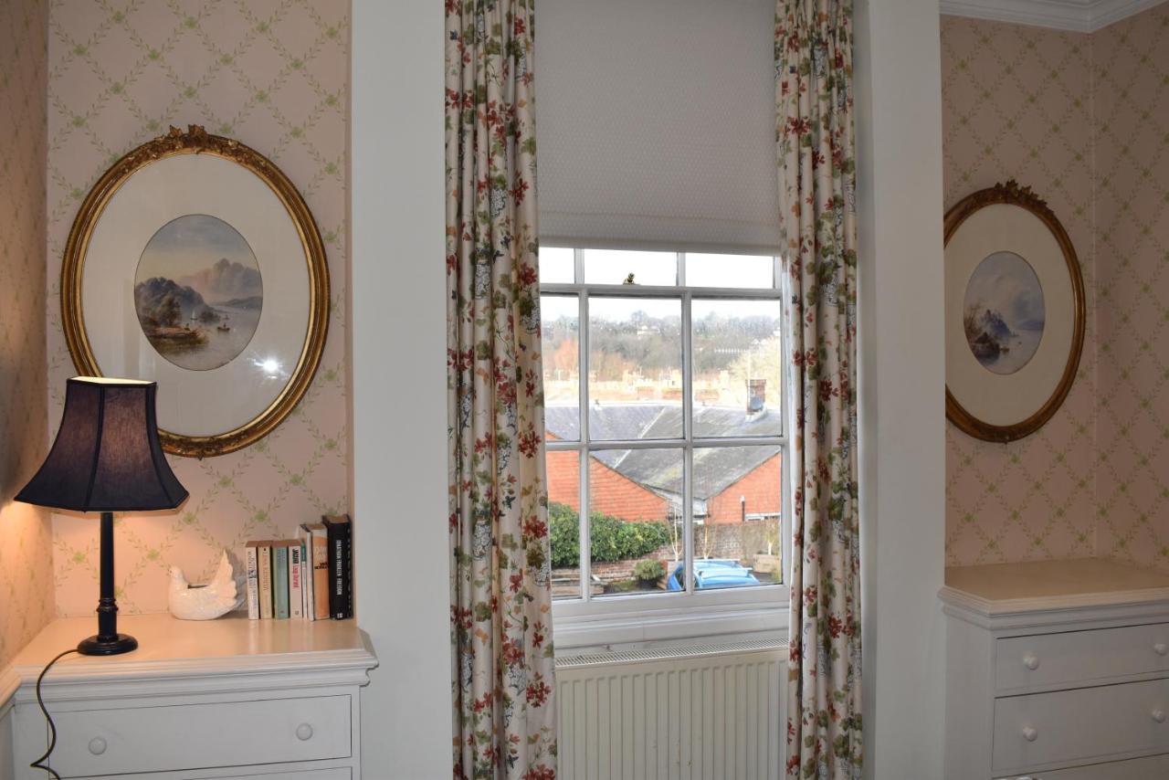 Whitefriars, - Location With Parking For 3 Cars - Large Family Holiday home Rye