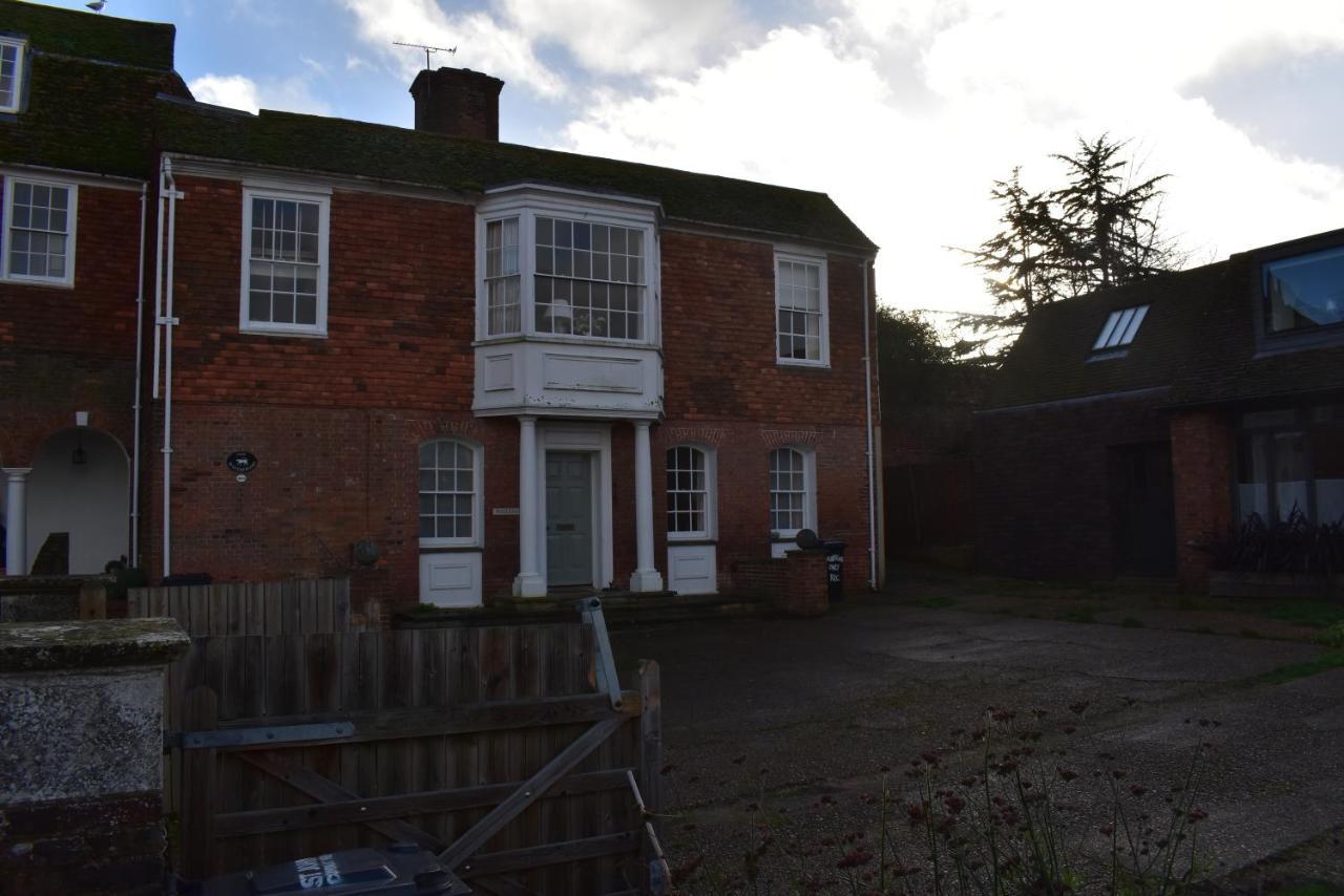 Whitefriars, - Location With Parking For 3 Cars - Large Family Holiday home Rye
