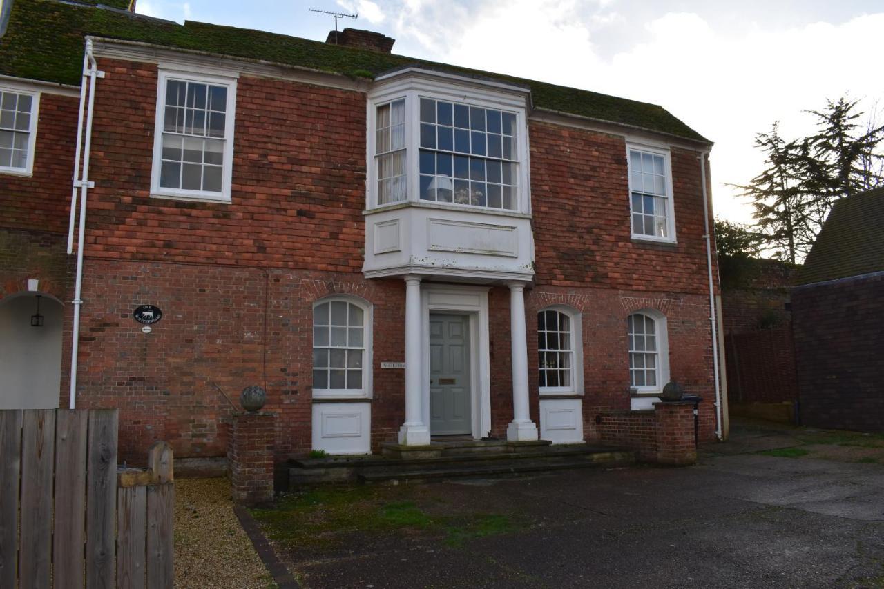 Whitefriars, - Location With Parking For 3 Cars - Large Family Holiday home Rye