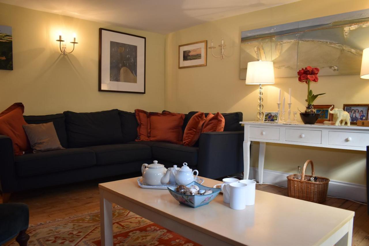 Whitefriars, - Location With Parking For 3 Cars - Large Family Holiday home Rye