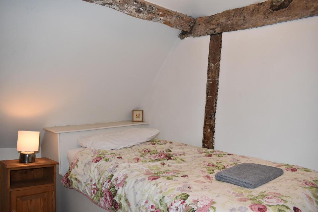 Whitefriars, - Location With Parking For 3 Cars - Large Family Holiday home *