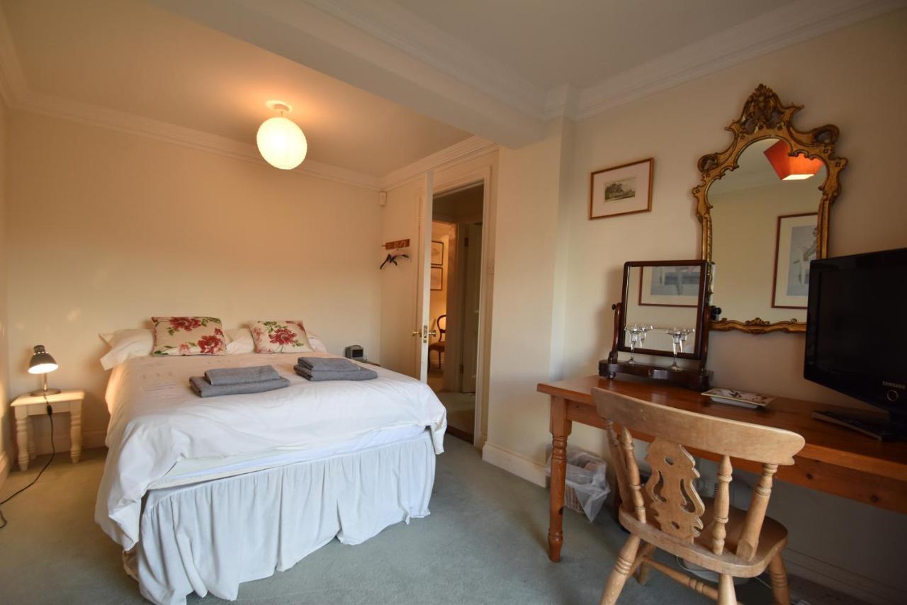 Whitefriars, - Location With Parking For 3 Cars - Large Family Holiday home *