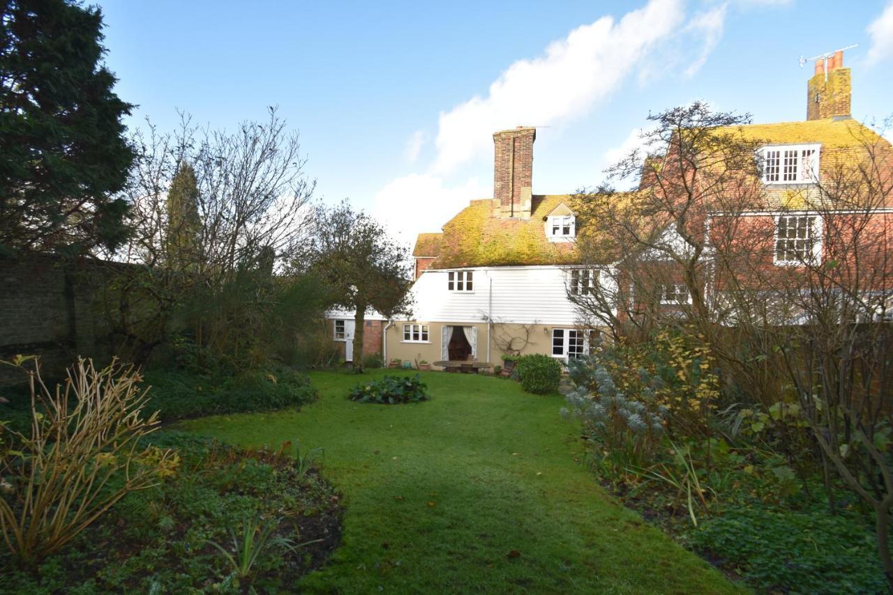 Whitefriars, - Location With Parking For 3 Cars - Large Family Holiday home *