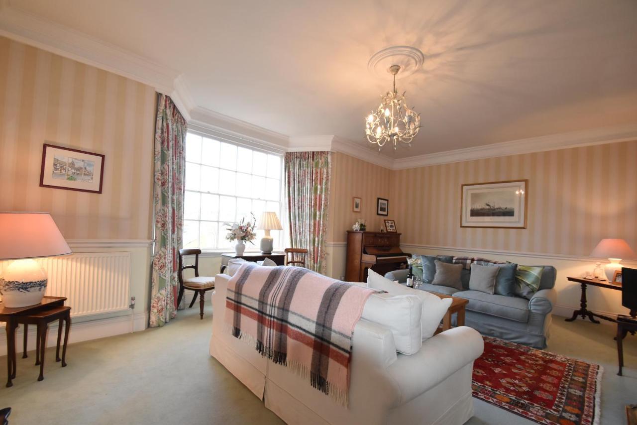 Whitefriars, - Location With Parking For 3 Cars - Large Family *
