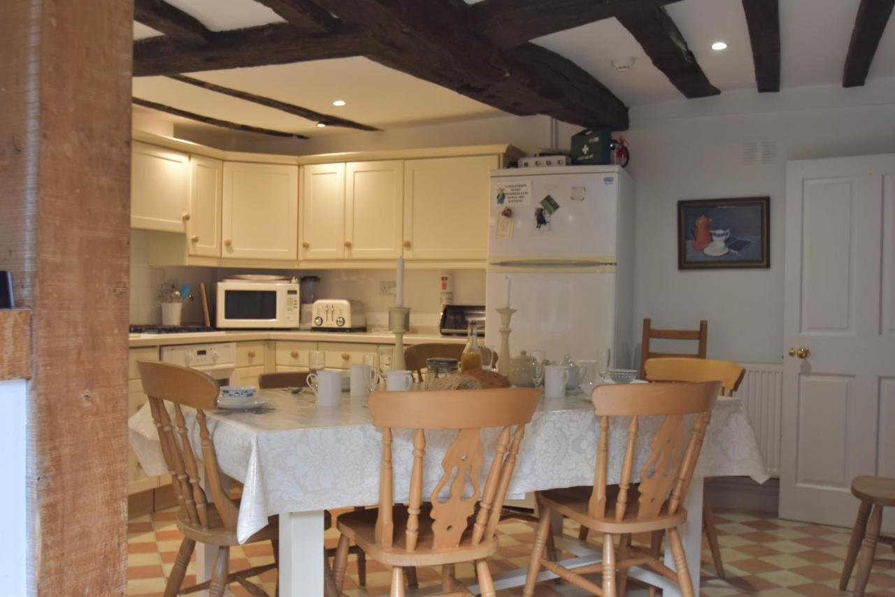 Whitefriars, - Location With Parking For 3 Cars - Large Family Holiday home *