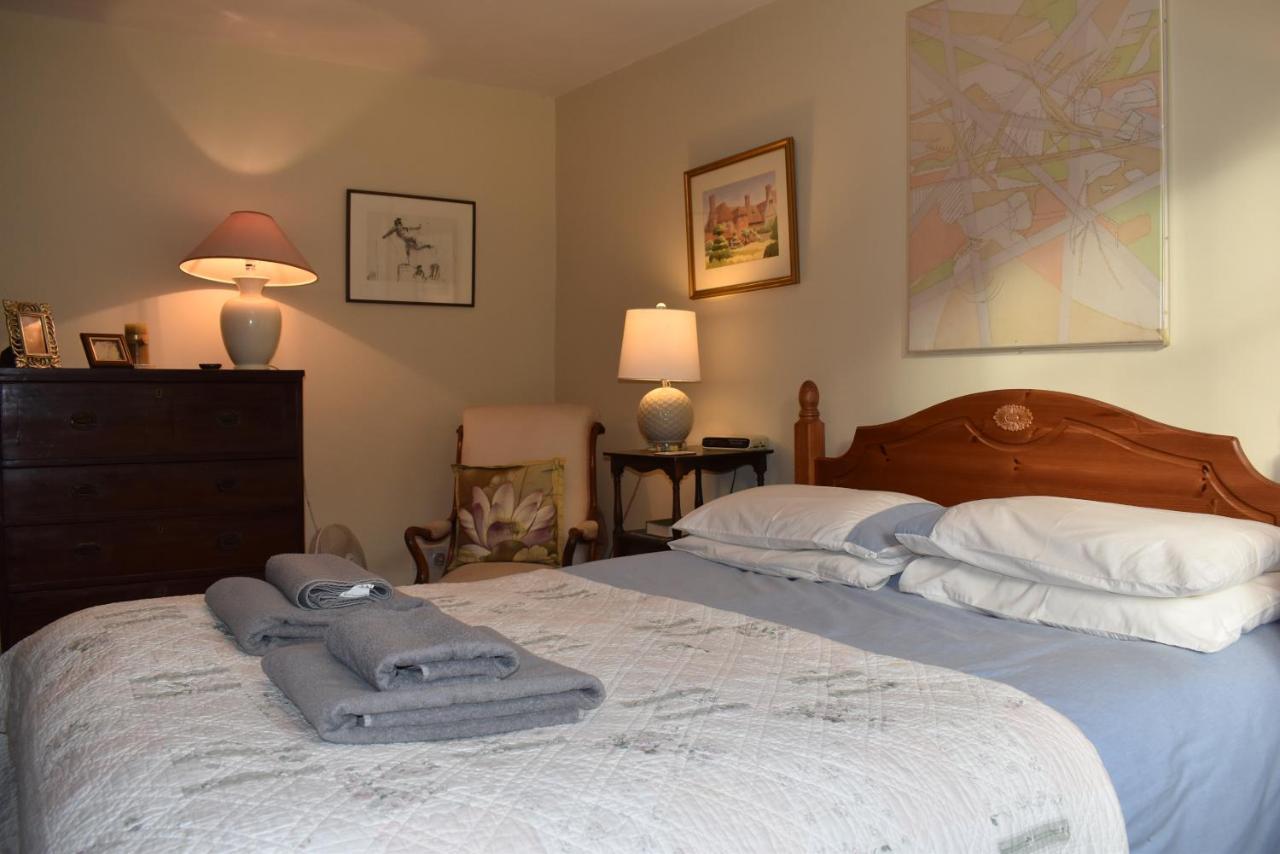 Whitefriars, - Location With Parking For 3 Cars - Large Family *