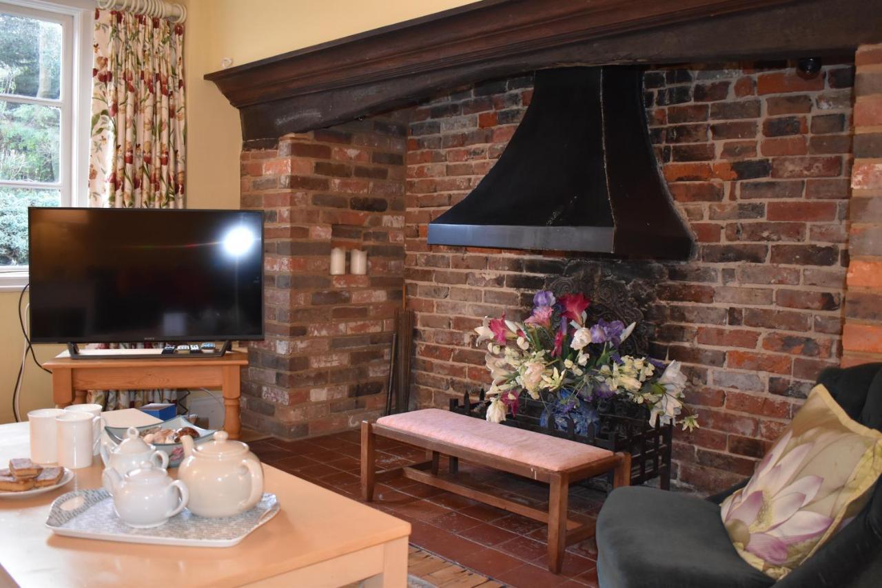 Whitefriars, - Location With Parking For 3 Cars - Large Family Holiday home