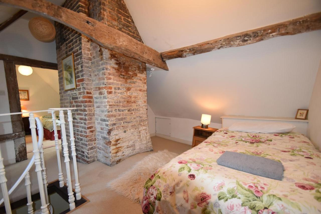 Whitefriars, - Location With Parking For 3 Cars - Large Family Holiday home