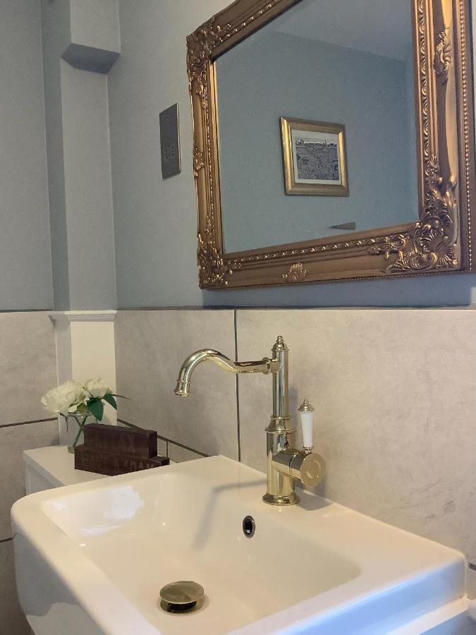 Humphries Cross Apartment *