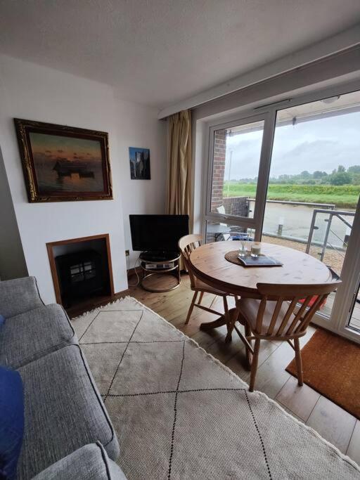 Stunning 1 Bedroom Over Looking River *