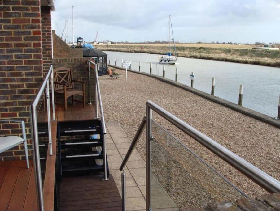 Apartment Stunning 1 Bedroom Over Looking River *