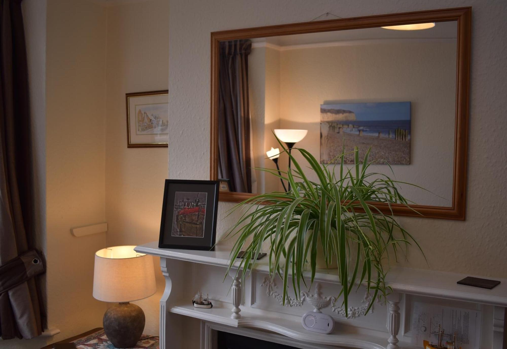 Tilling View With Private Parking *
