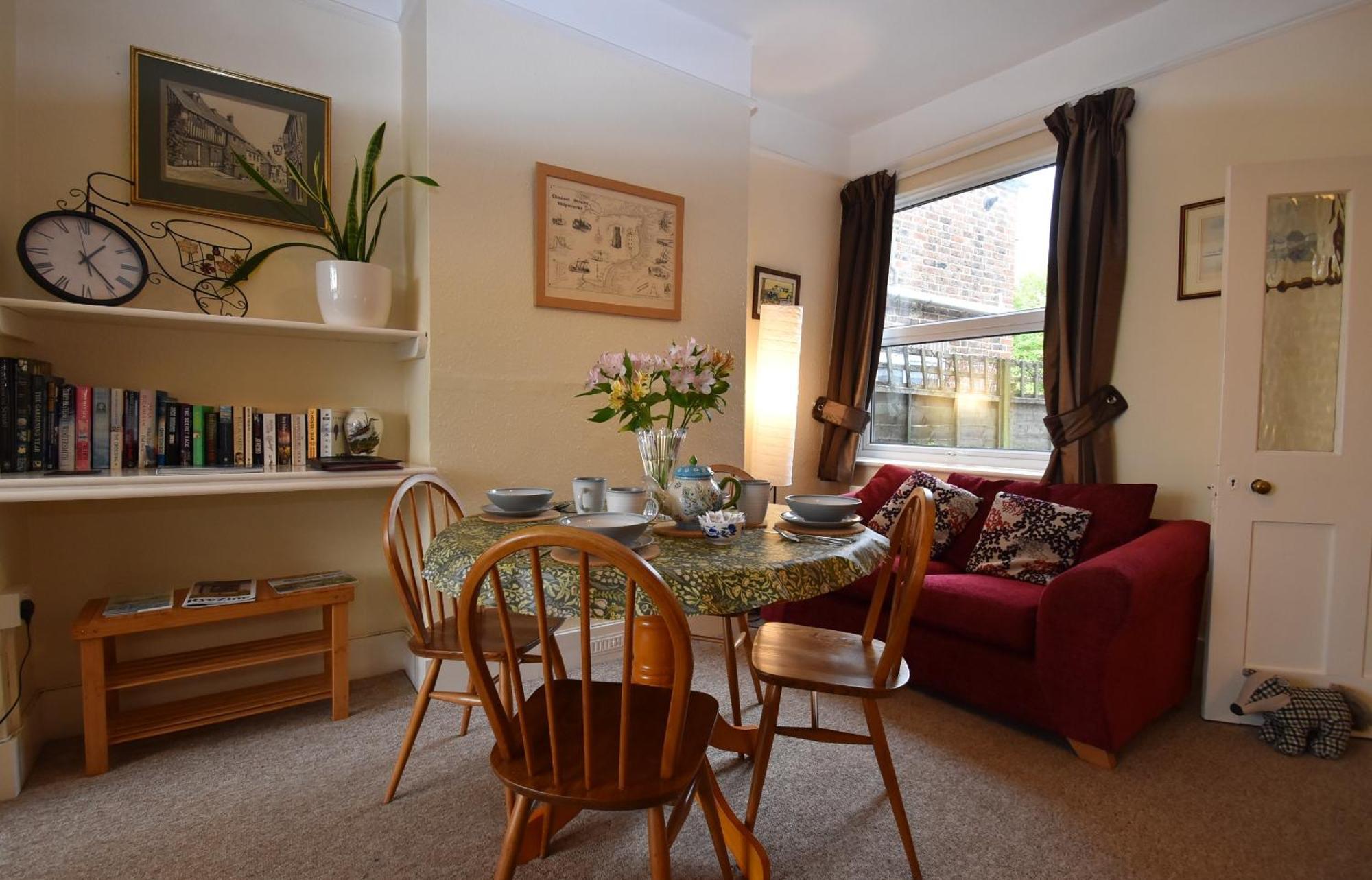 Tilling View With Private Parking *