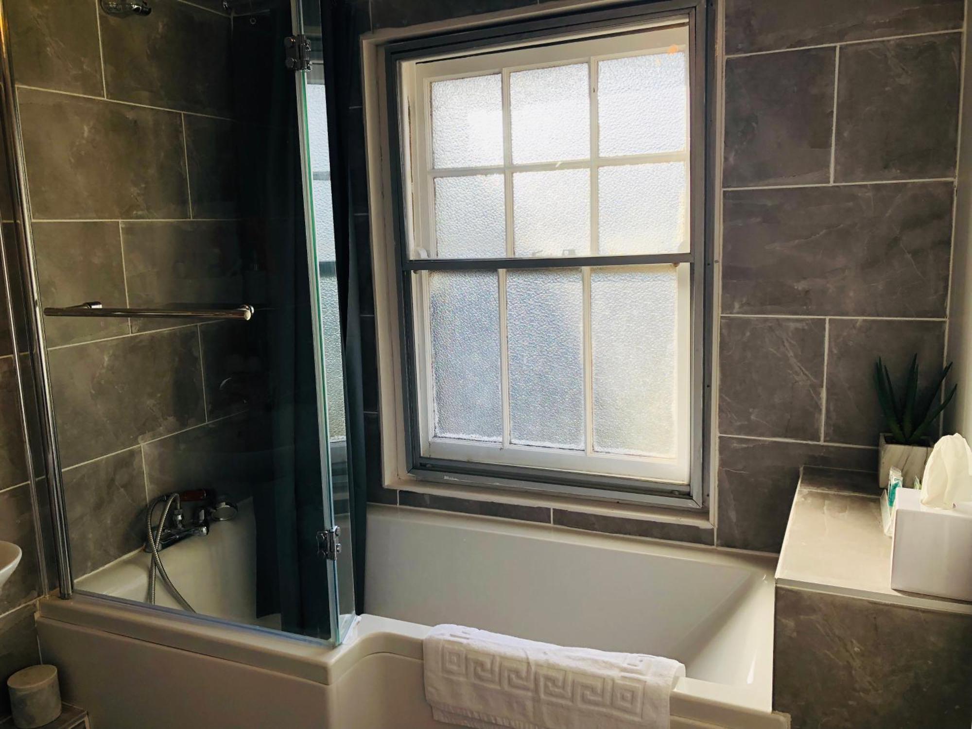 Church View Let - - Sleeps 6 Apartment