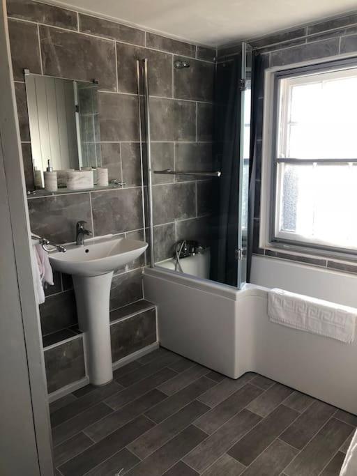 Church View Let - - Sleeps 6 Apartment *