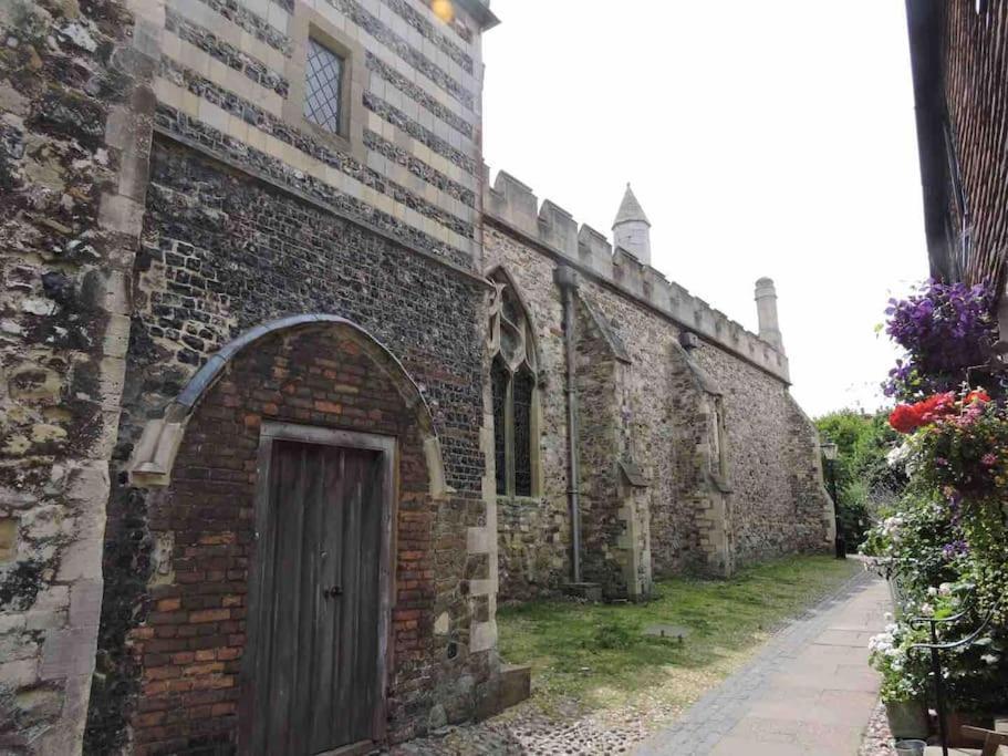 Church View Let - - Sleeps 6 Apartment