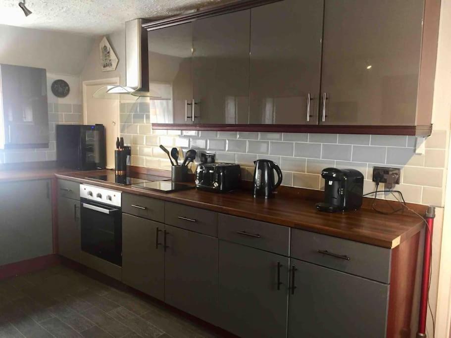 Church View Let - - Sleeps 6 Apartment *