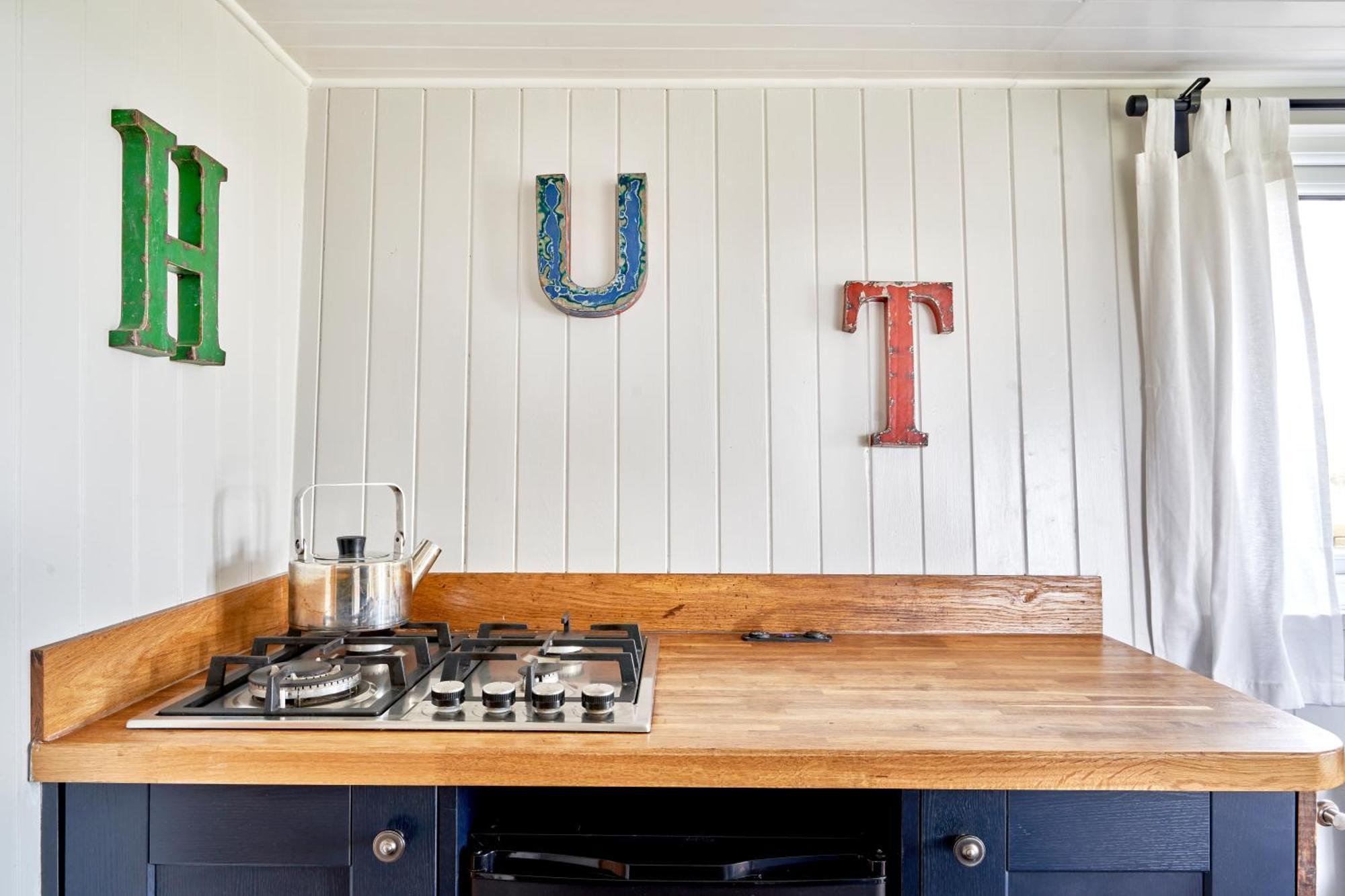 Extraordinary Huts Ltd Farm stay Rye