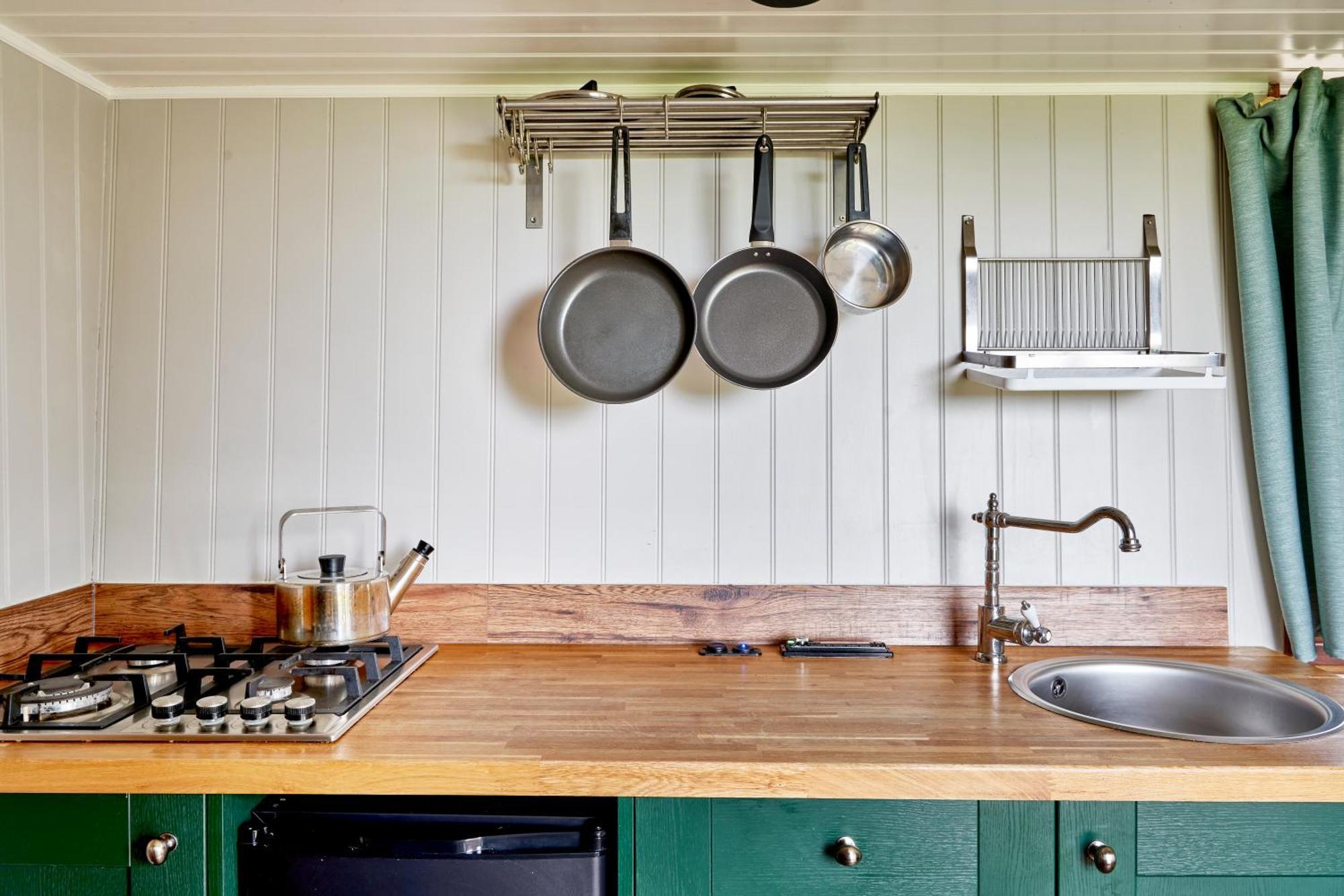 Extraordinary Huts Ltd Farm stay Rye