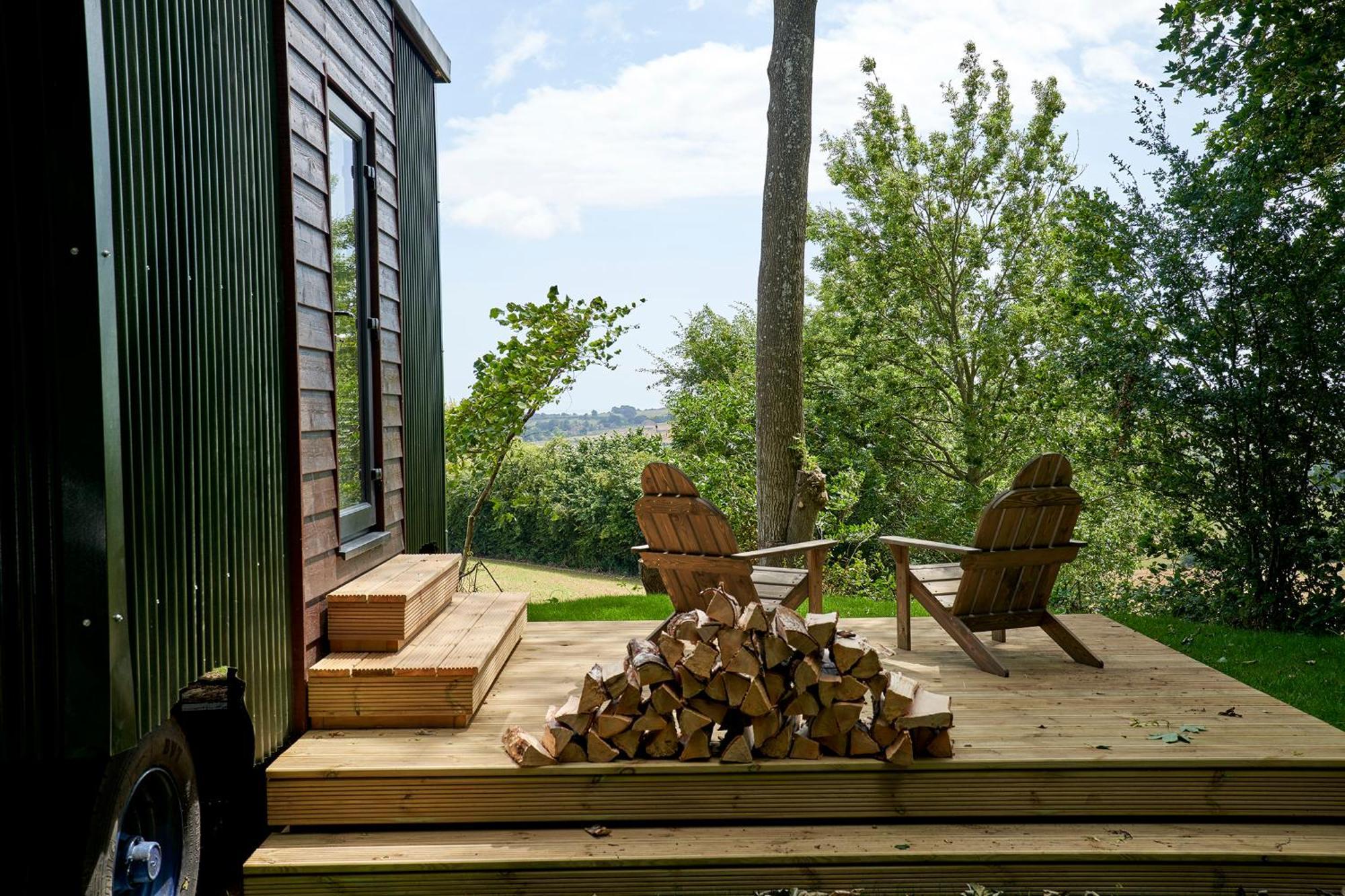 Extraordinary Huts Ltd Farm stay Rye