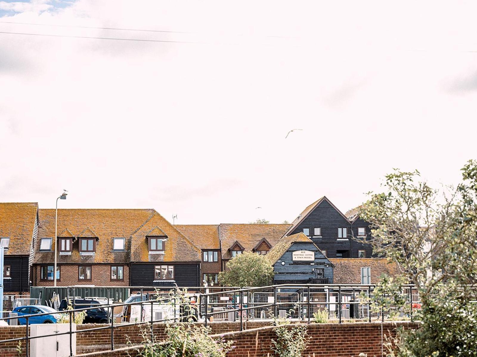 Apartment River View - Stunning Garden Flat W Free Parking Pass The Keys *