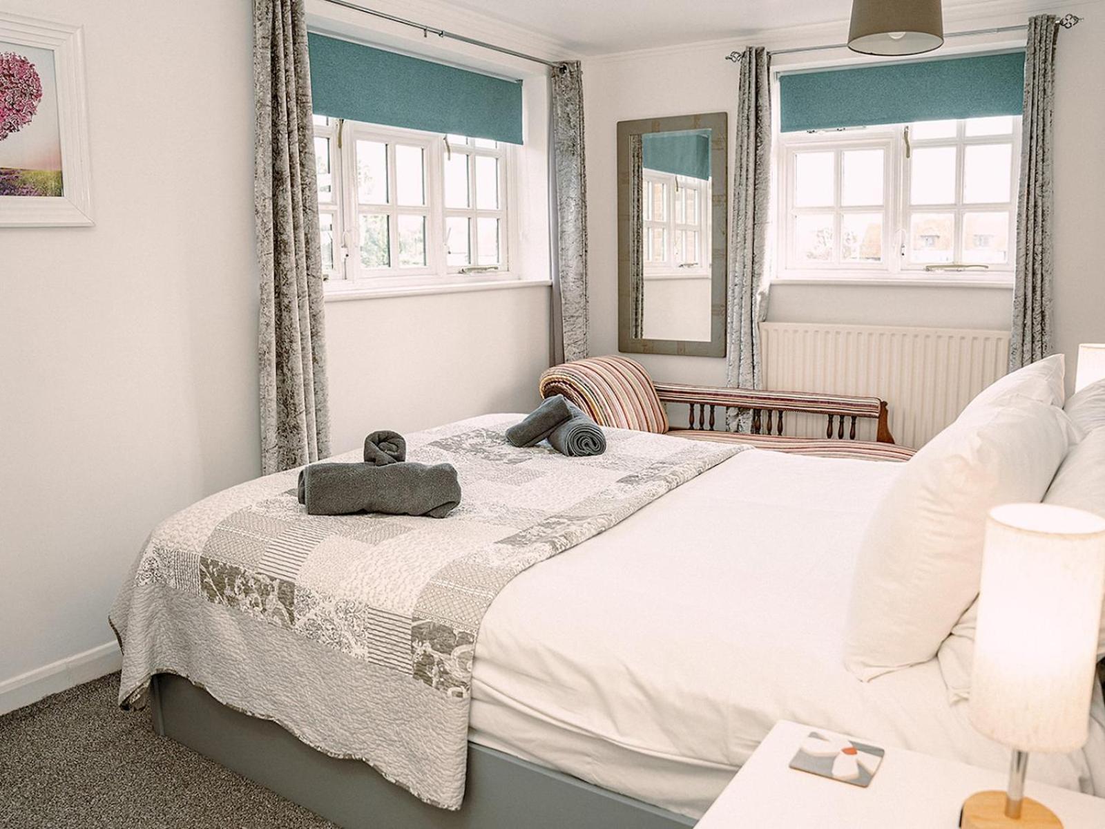 Apartment River View - Stunning Garden Flat W Free Parking Pass The Keys