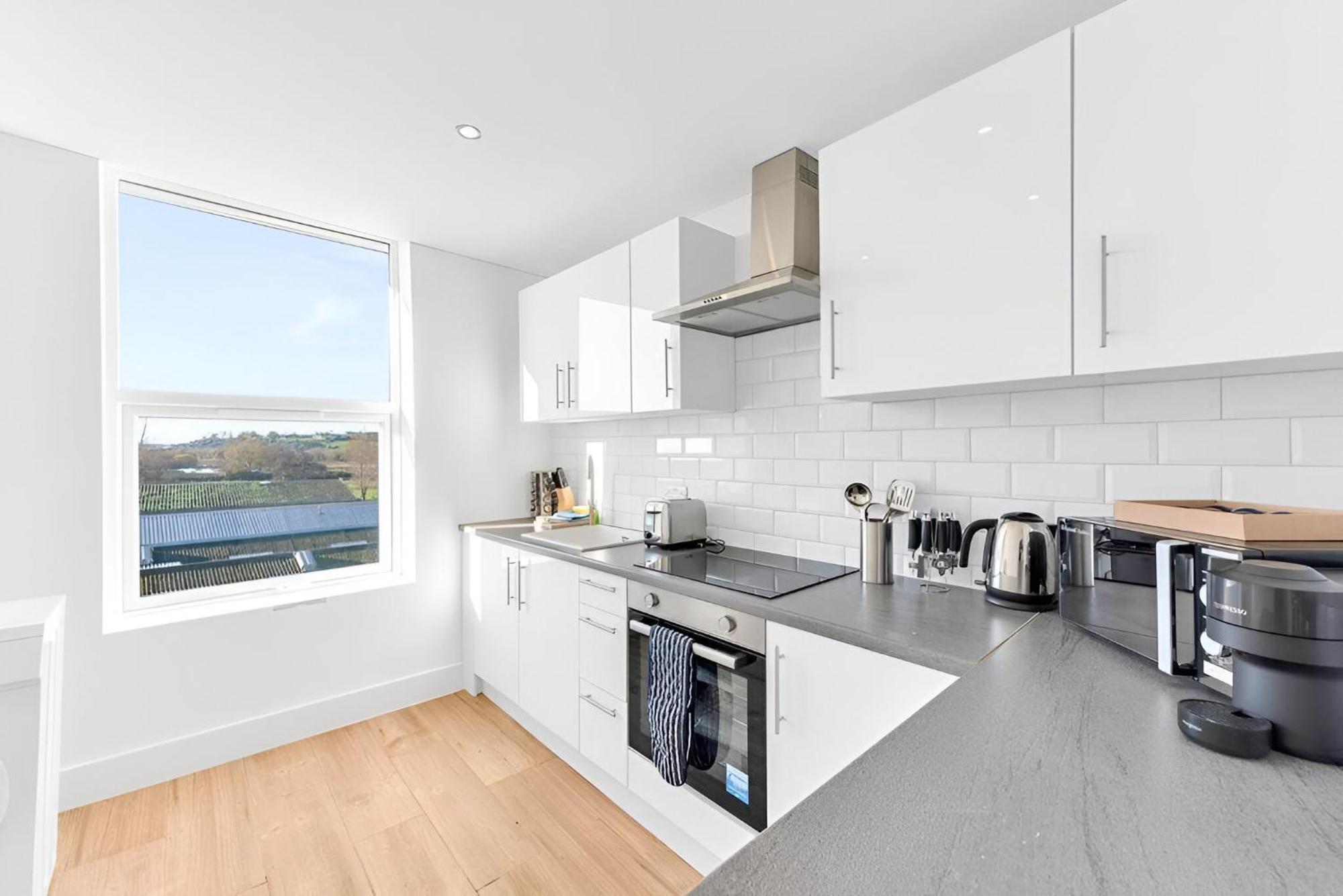 Cozy Away 1-bed Retreat With Kitchen Bliss *