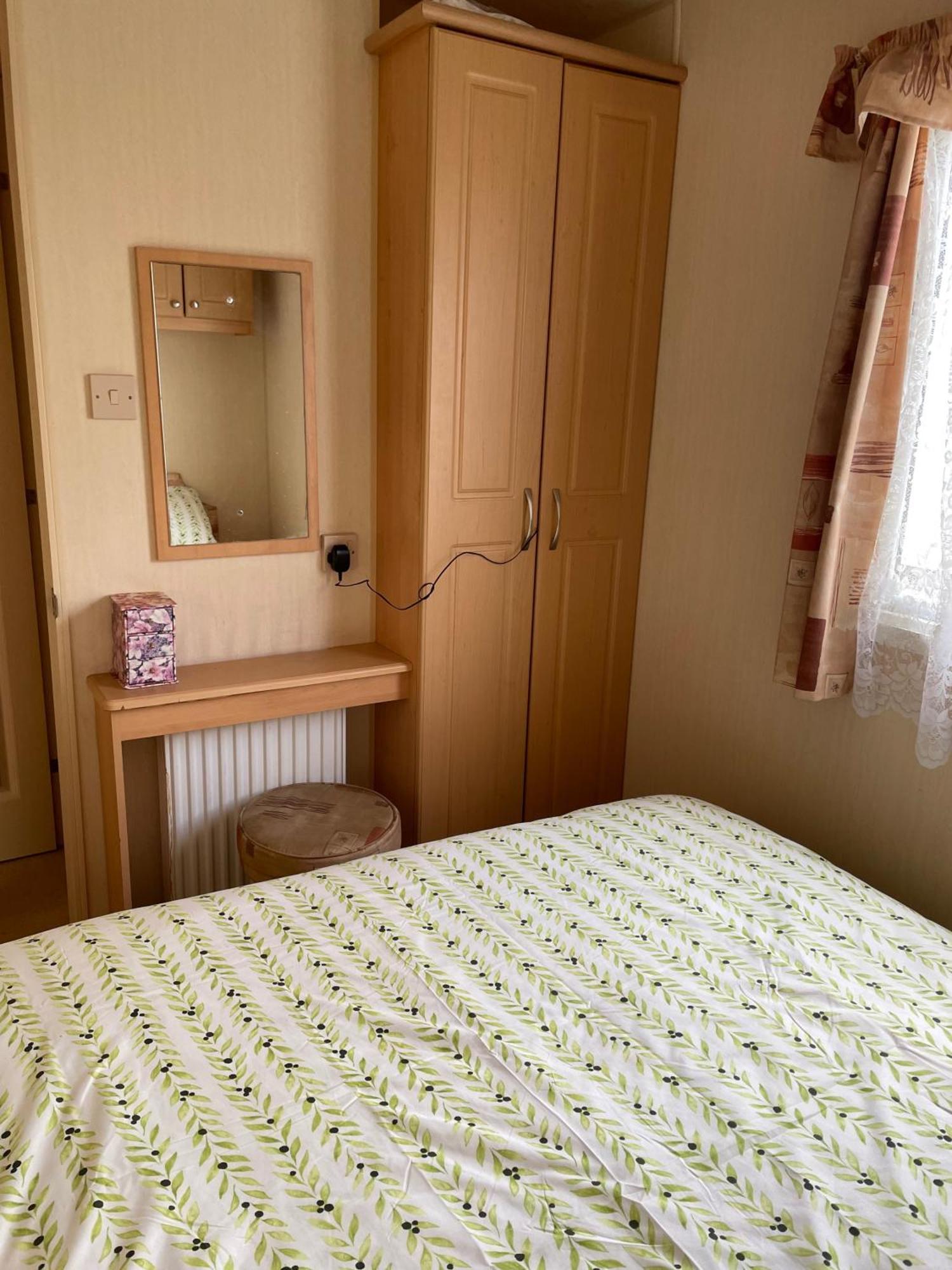 Cozy Camber Caravan 3 Bedroom Retreat With Decking *