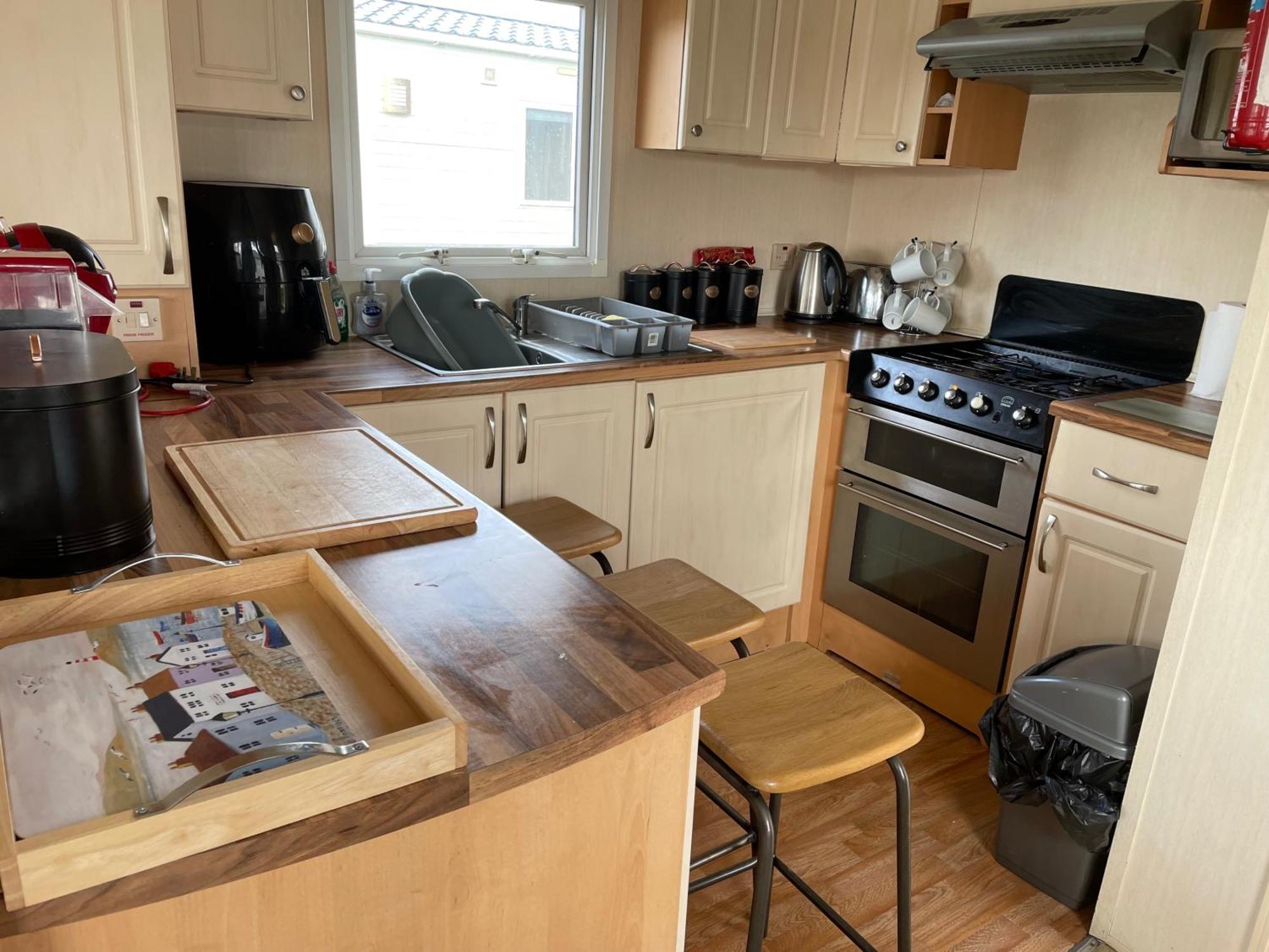 Cozy Camber Caravan 3 Bedroom Retreat With Decking Rye