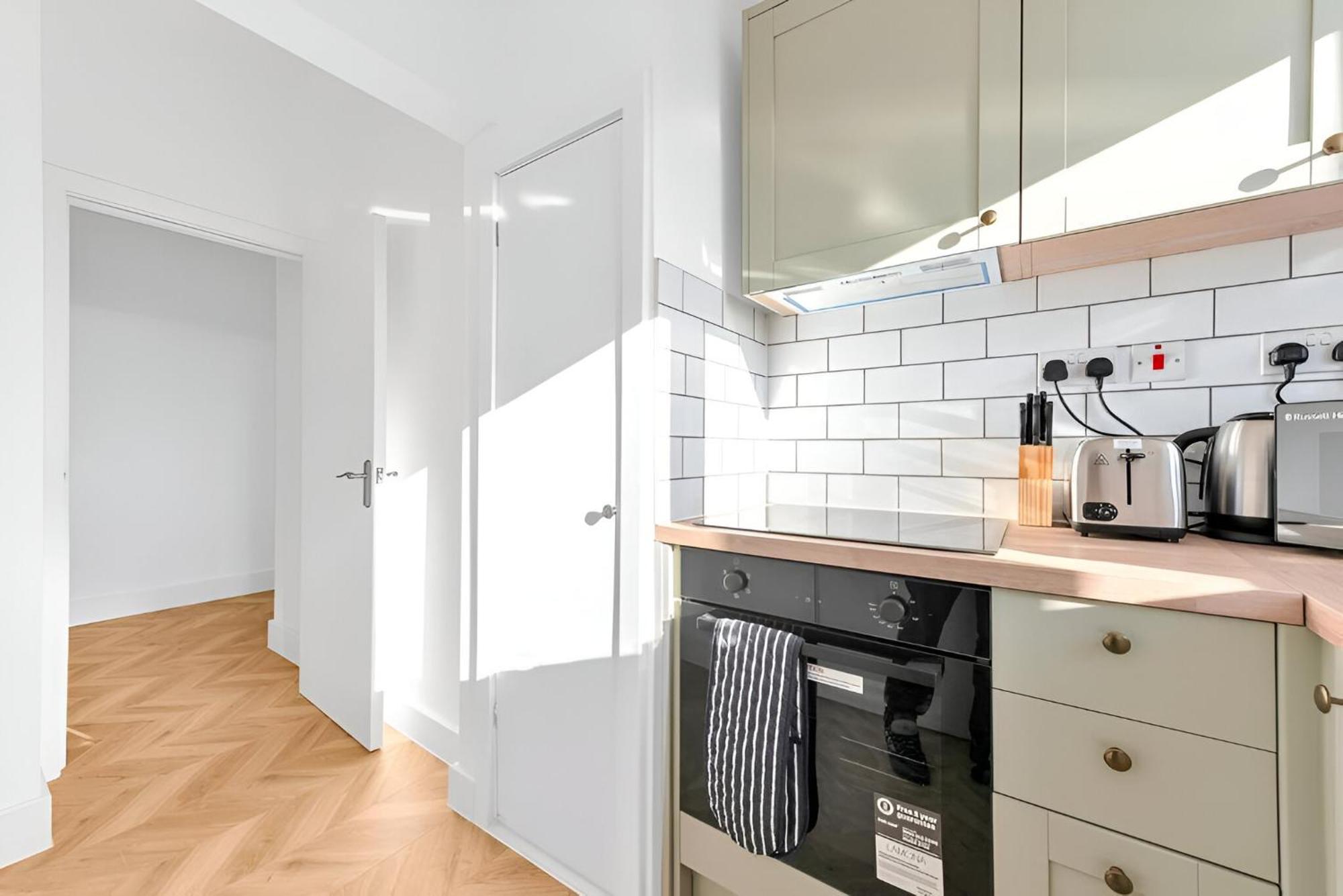 Timeless Comfort 1 Bed Gem With Deluxe Kitchen Apartment