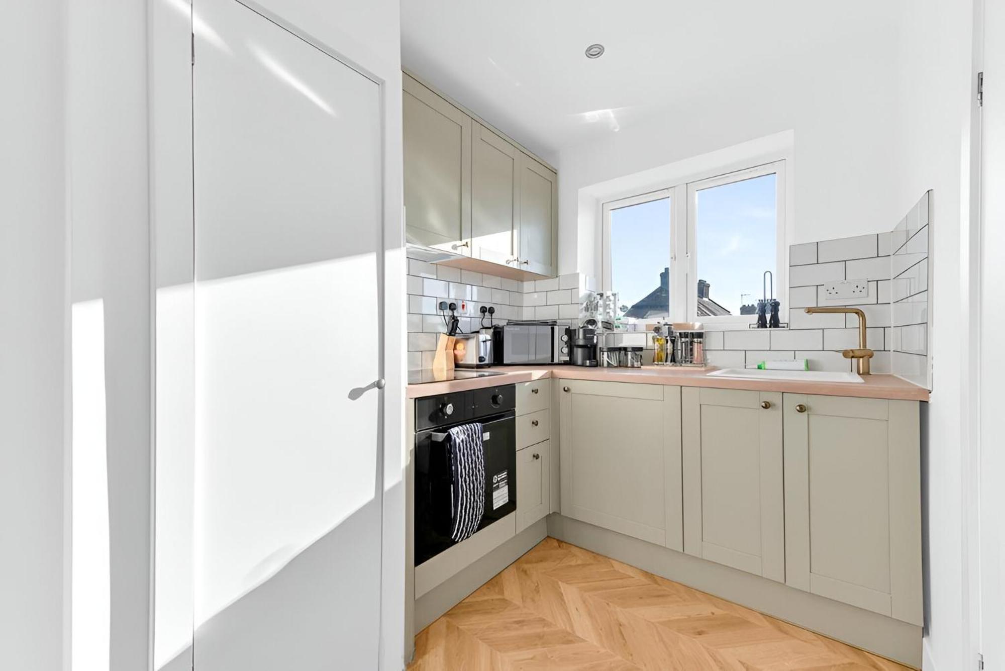 Timeless Comfort 1 Bed Gem With Deluxe Kitchen *