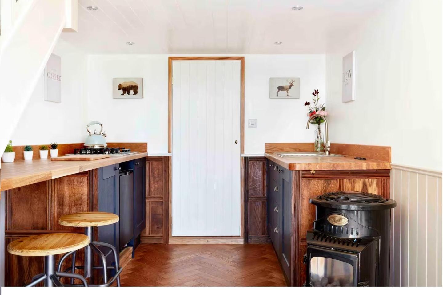 Extraordinary Huts Ltd * Rye