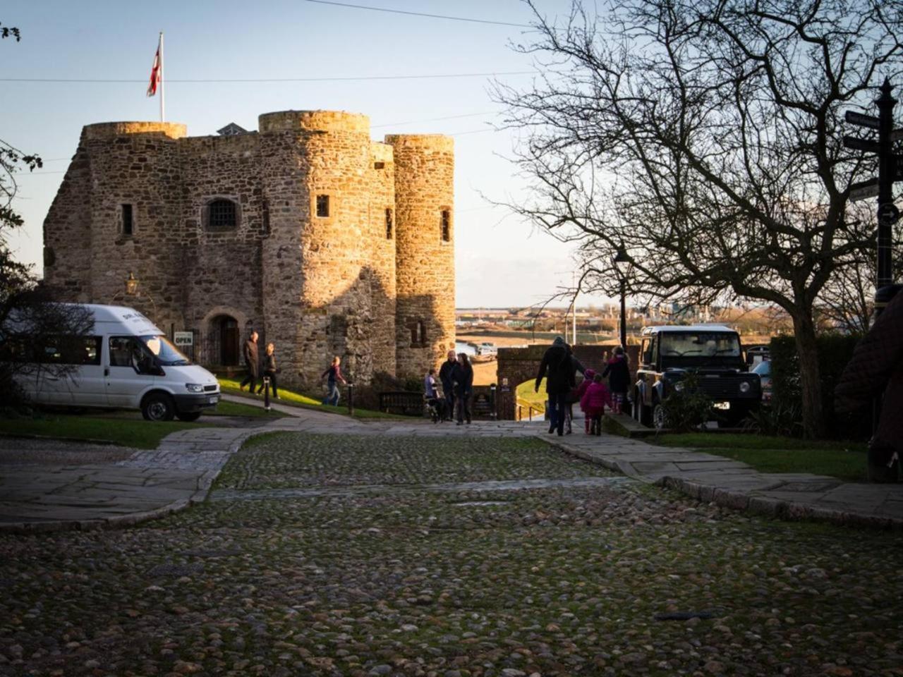 Apartment Grade Ii Listed In Citadel, Sleeps 6-8 *