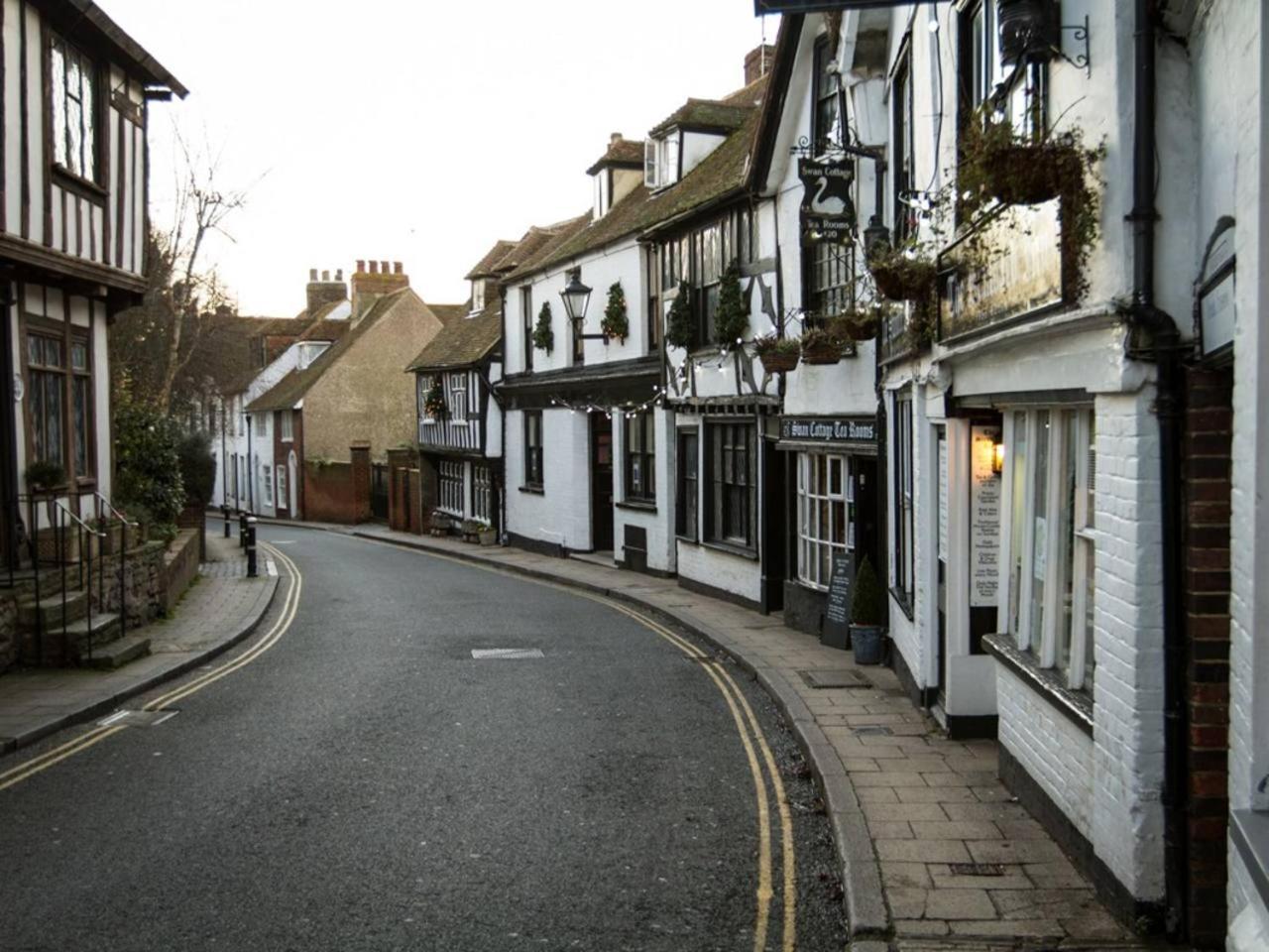 Apartment Grade Ii Listed In Citadel, Sleeps 6-8 *