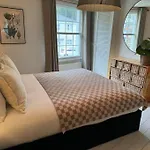 Spring Crescent Cottage In Rye